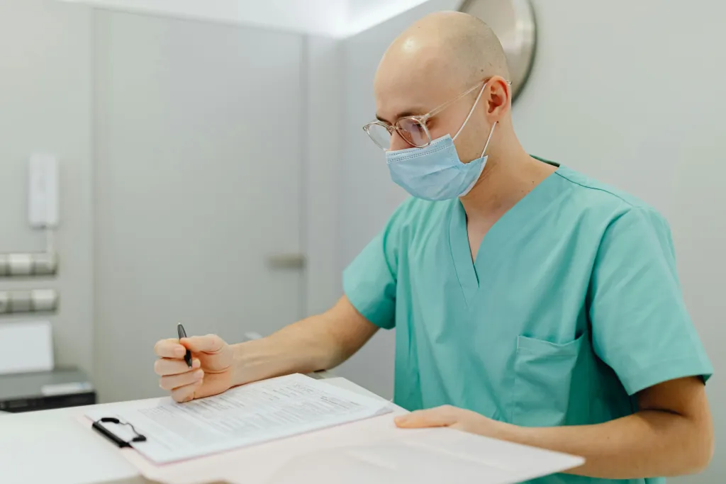 Dos horas de notas por cada hora con los pacientes